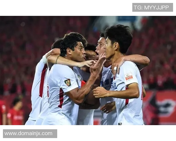 广州恒大连胜被终结！上海上港力压恒大登顶积分榜，中超榜首之争异常激烈