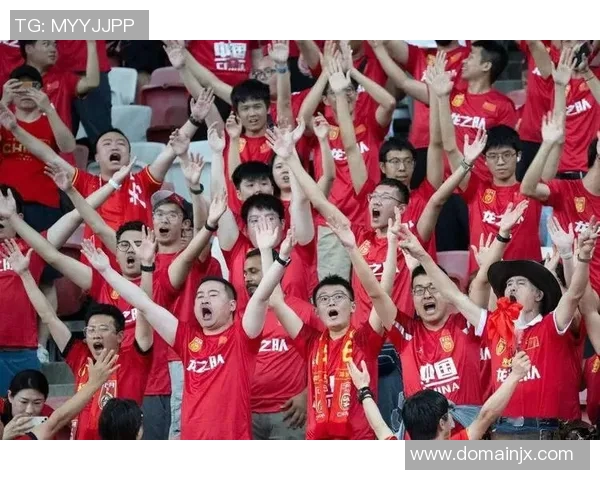 球迷狂欢!夺冠后球星送上球衣,幸运球迷握手致谢!